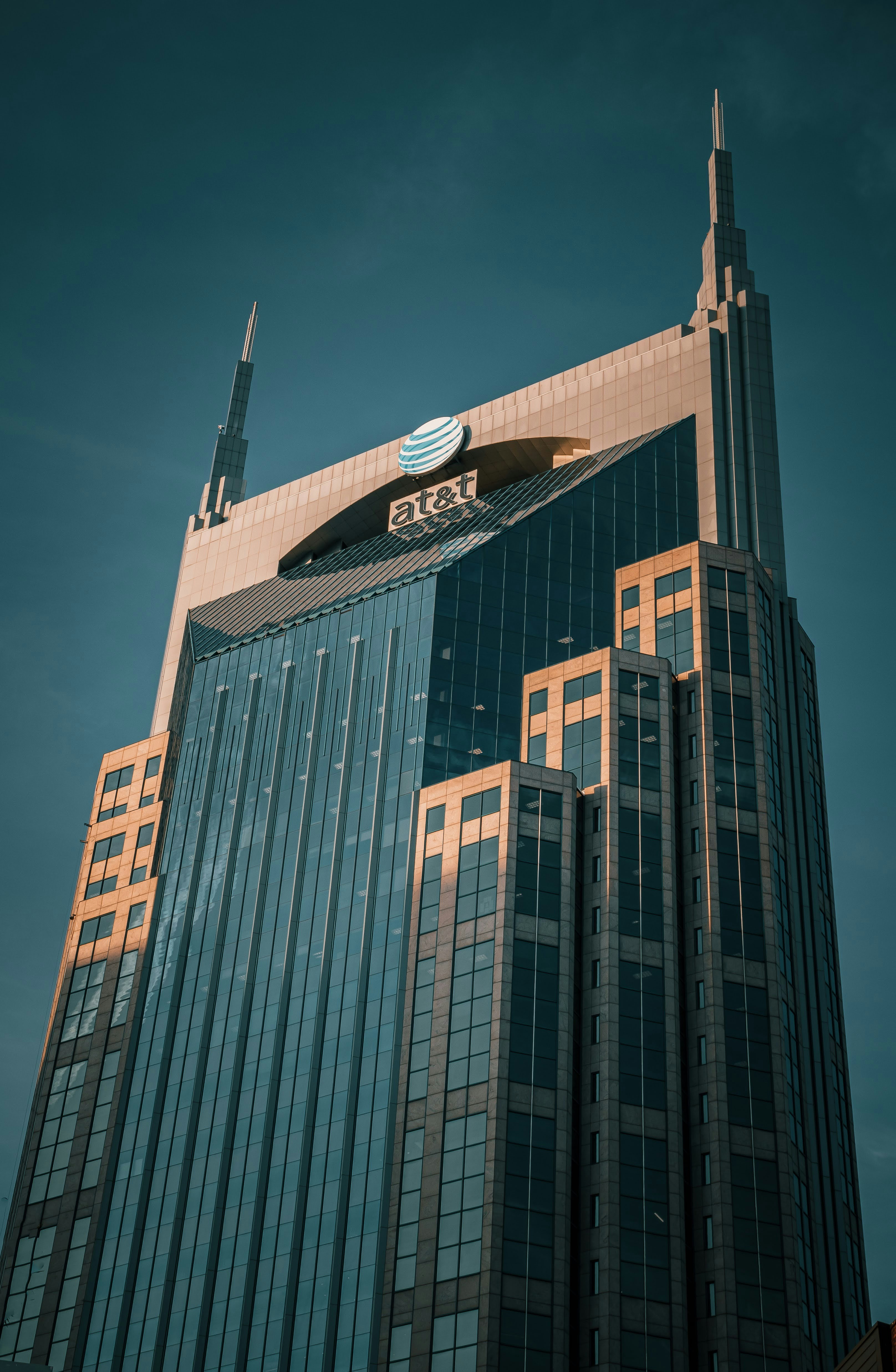 ein hohes Gebäude mit einem Schild darauf