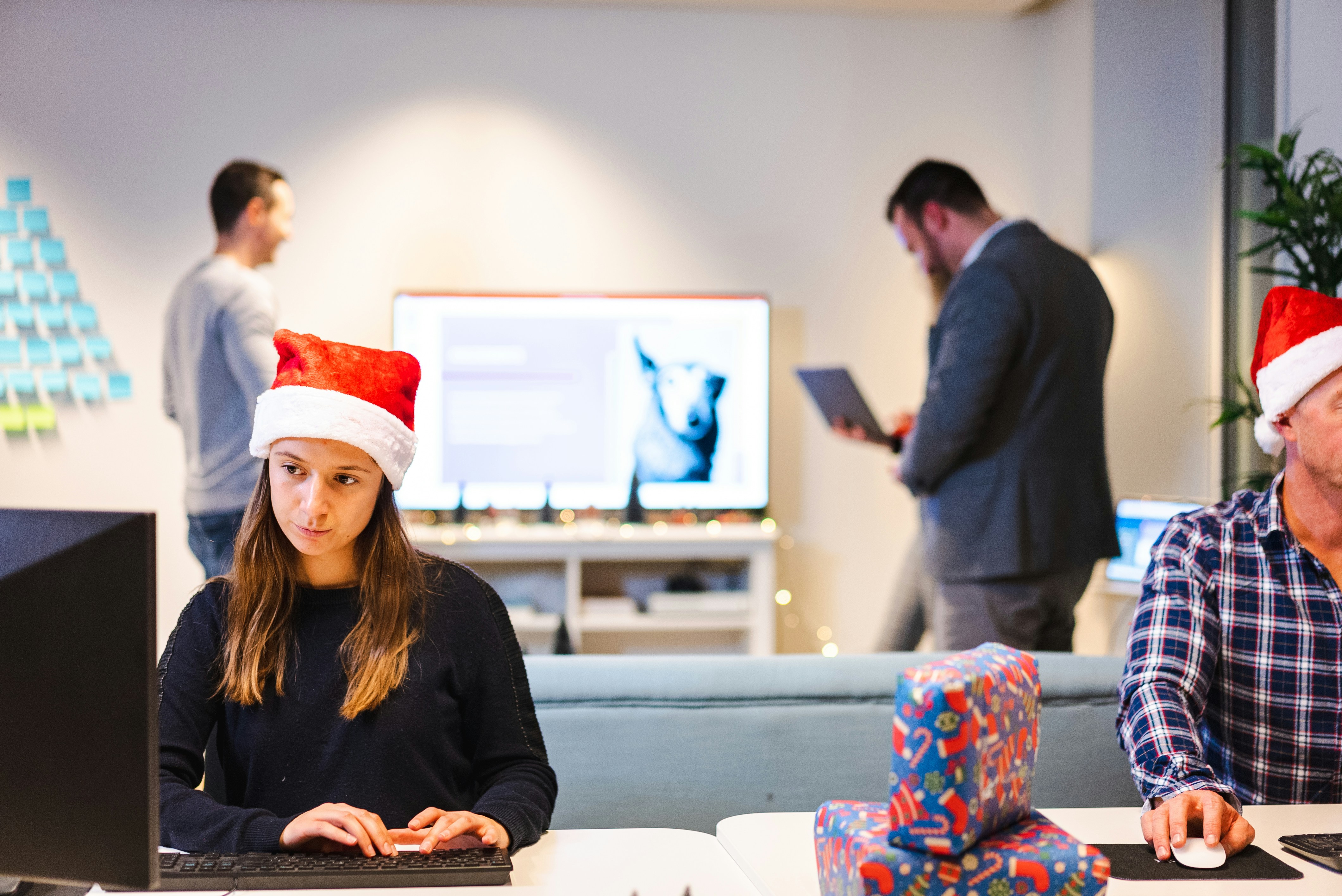 un gruppo di persone in una stanza