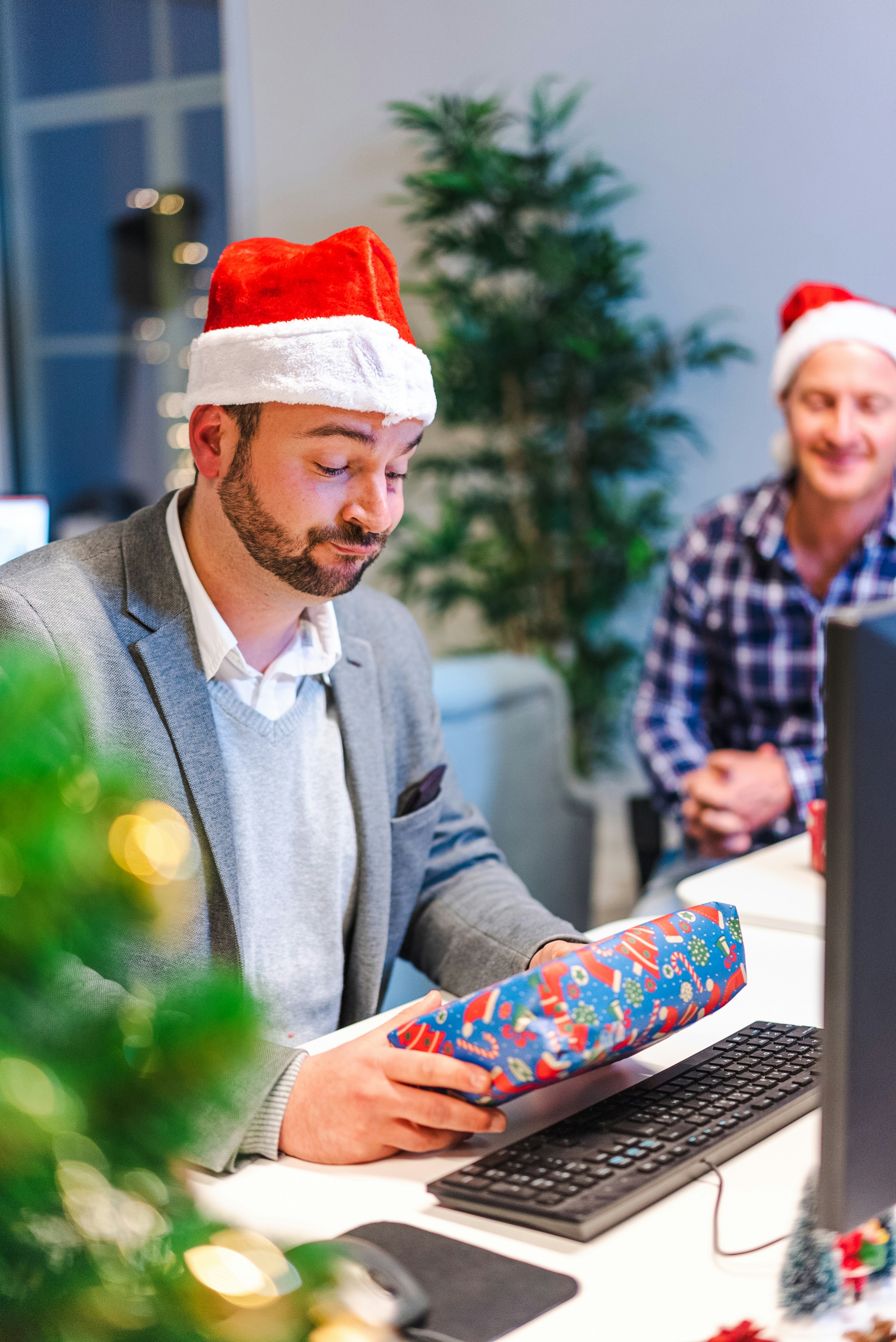 Un uomo in un cappello di Babbo Natale che usa un computer