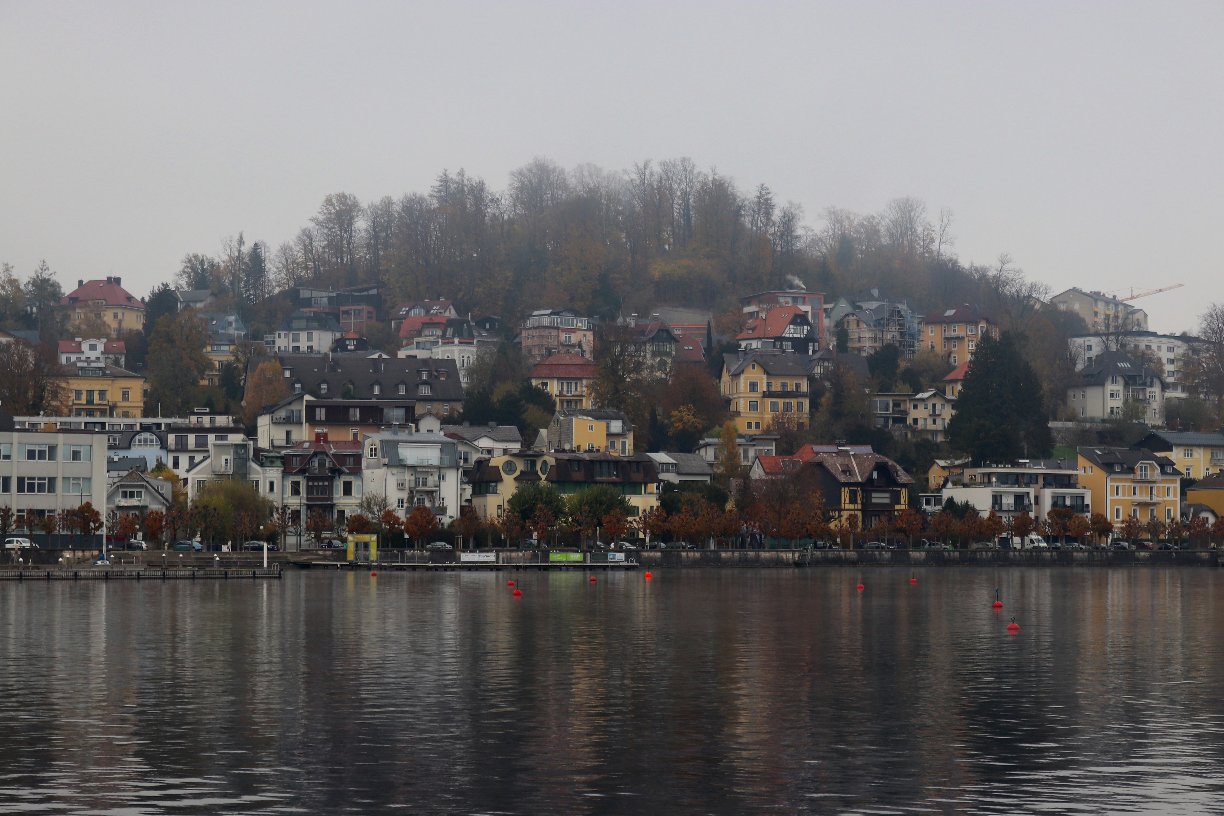 ein Gewässer mit Gebäuden entlang