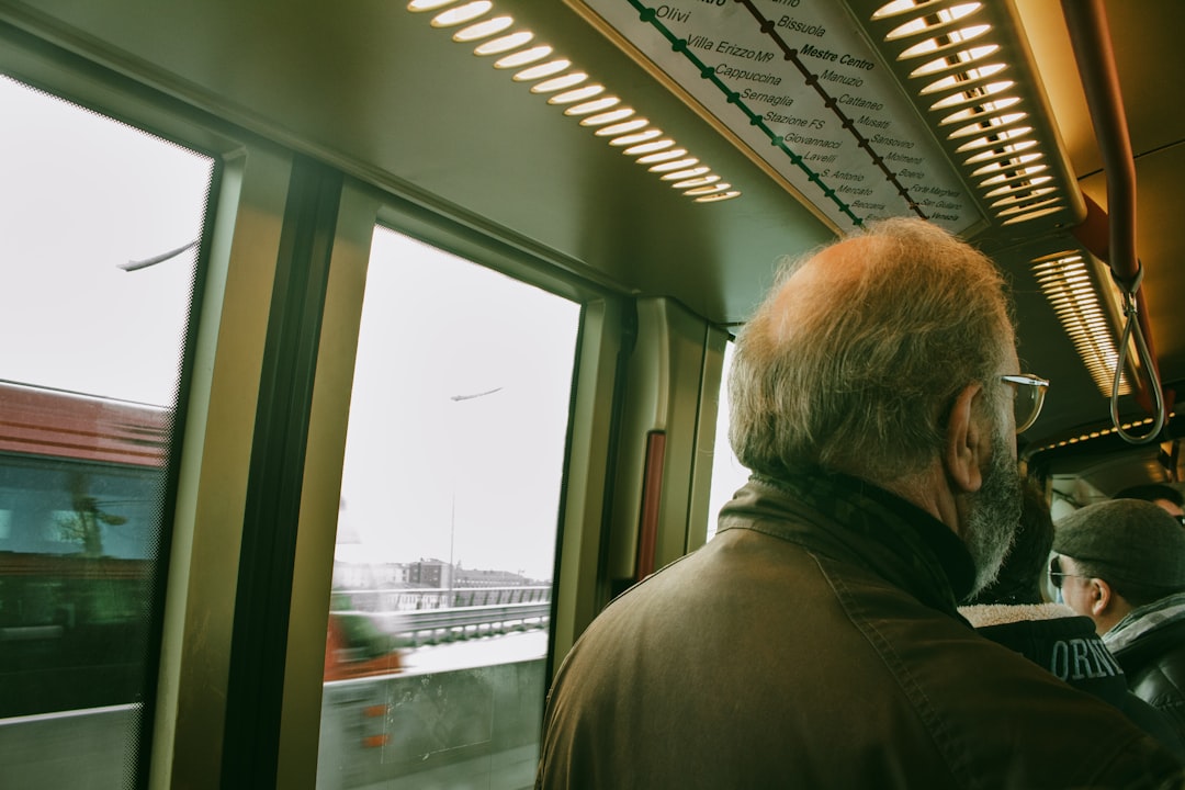 a person looking out a window, Verso una meta.