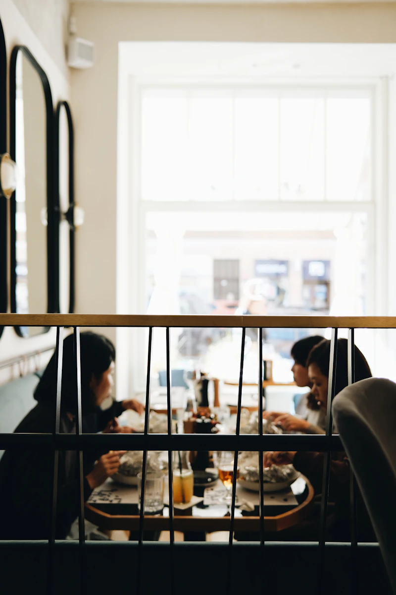 Bistro v Praze — hosté u stolu s jídlem