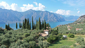 Ferienhaus in Italien kaufen mit Blick auf See und Landschaft