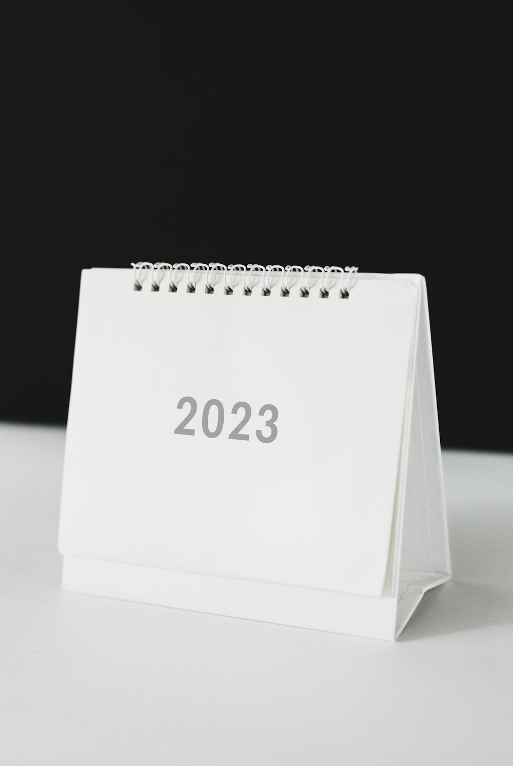 Calendrier De Bureau Blanc D'avril 2023 Sur Fond De Table En Bois Concept  De Calendrier Et Espace De Copie