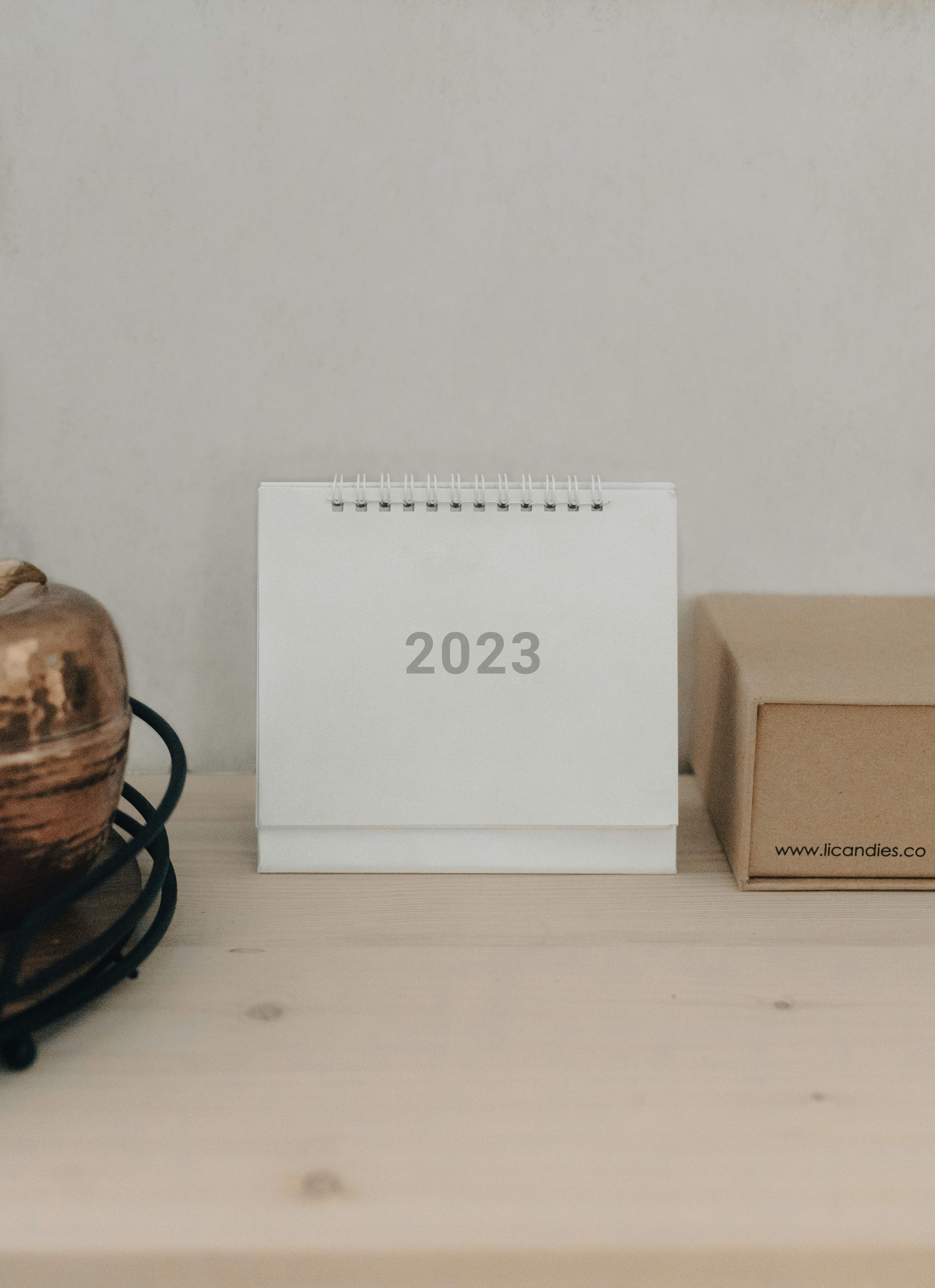 un objet rectangulaire blanc avec une boîte noire sur le côté
