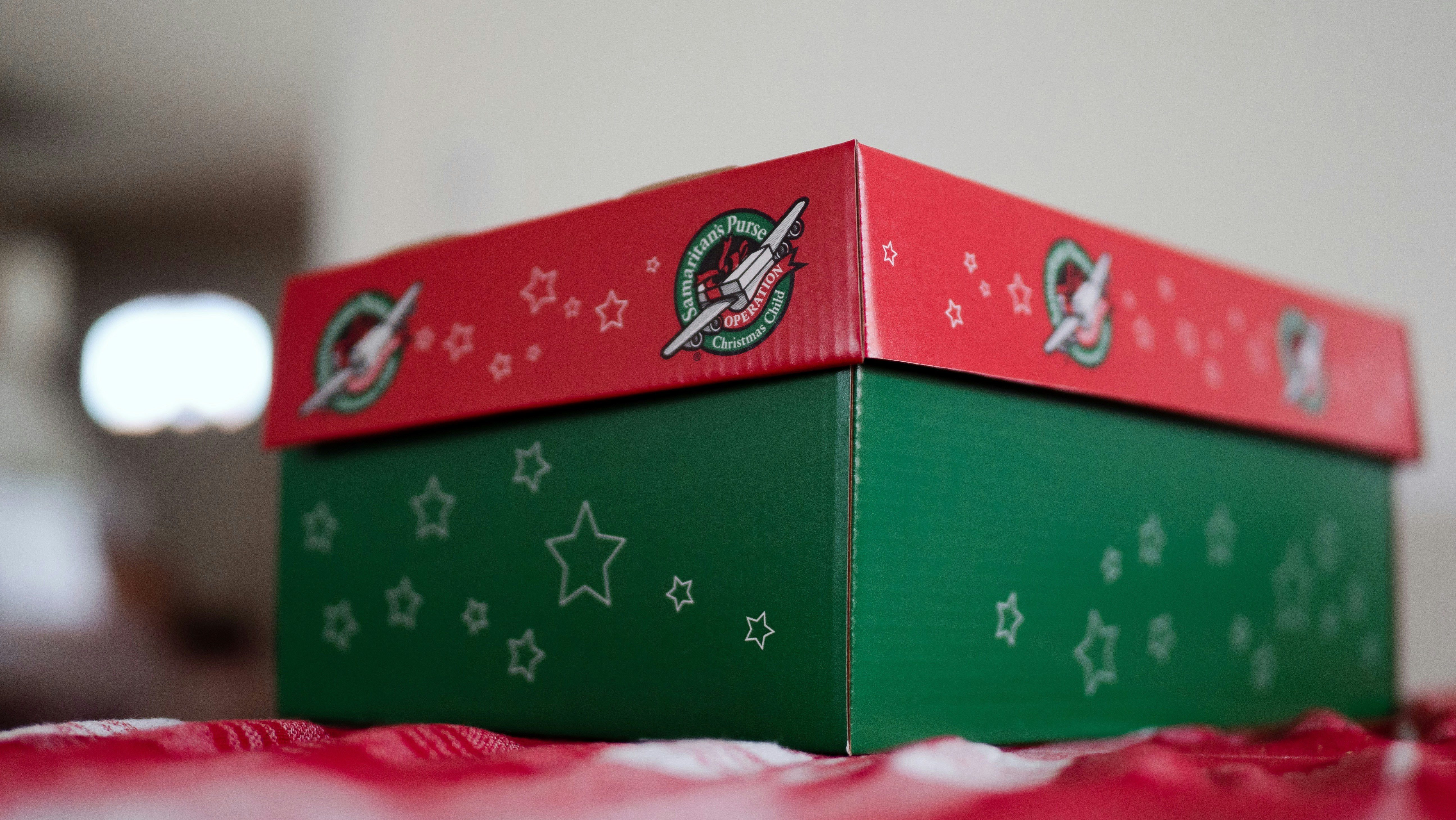 Красная и зеленая коробки