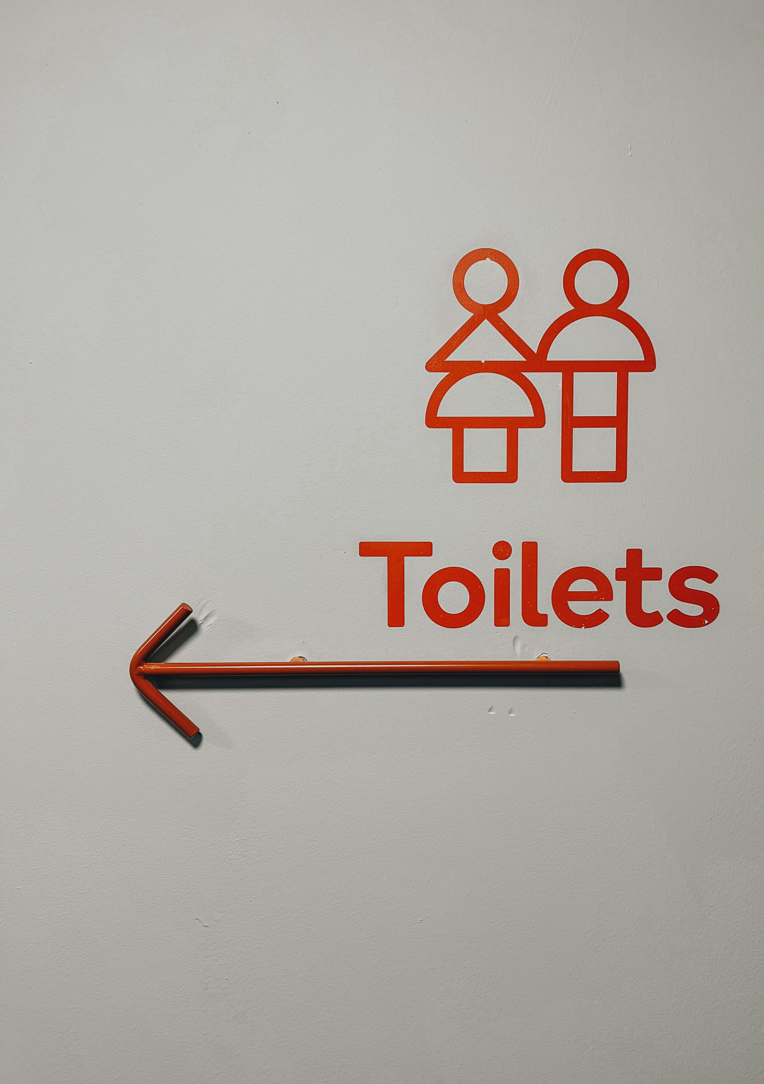 Ilustração mostrando diversas pessoas se beneficiando da tecnologia de banheiros inteligentes