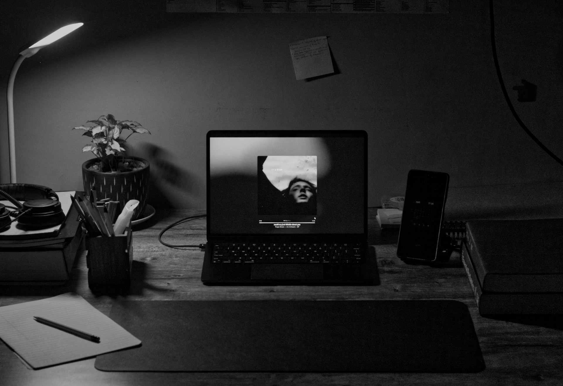 gray computer monitor