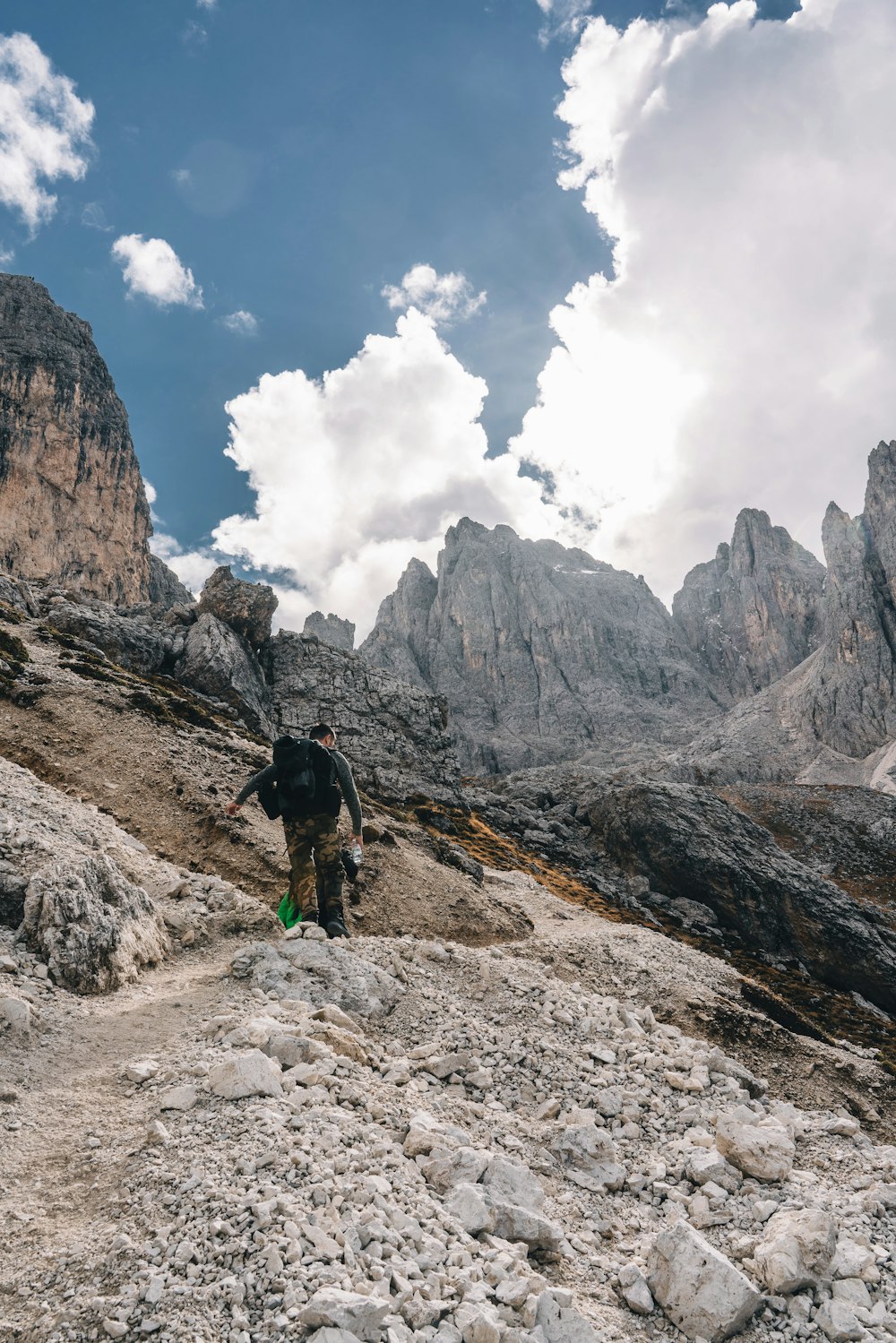 Un uomo che cammina su un terreno roccioso