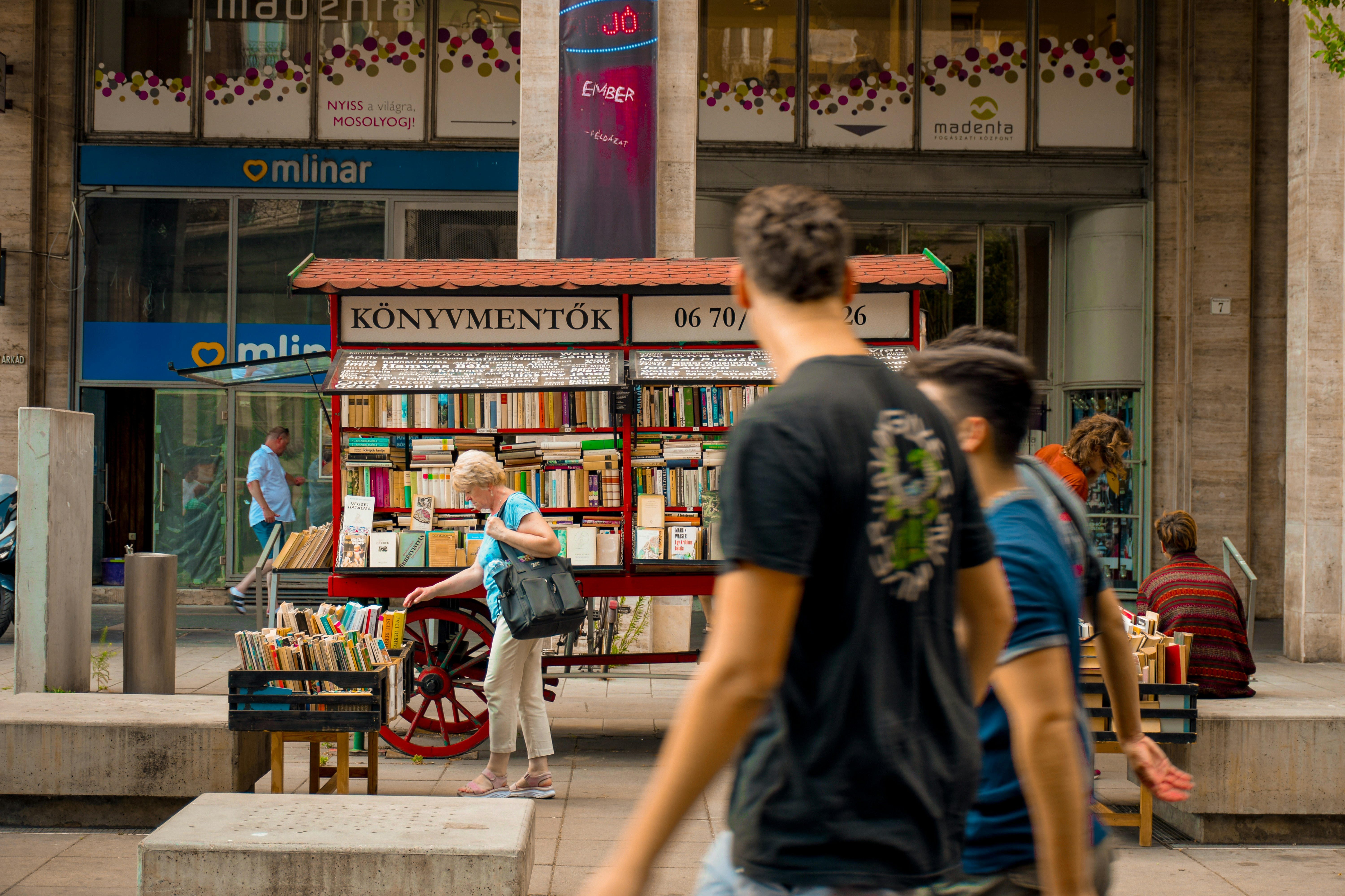 Un grupo de personas caminando frente a una tienda