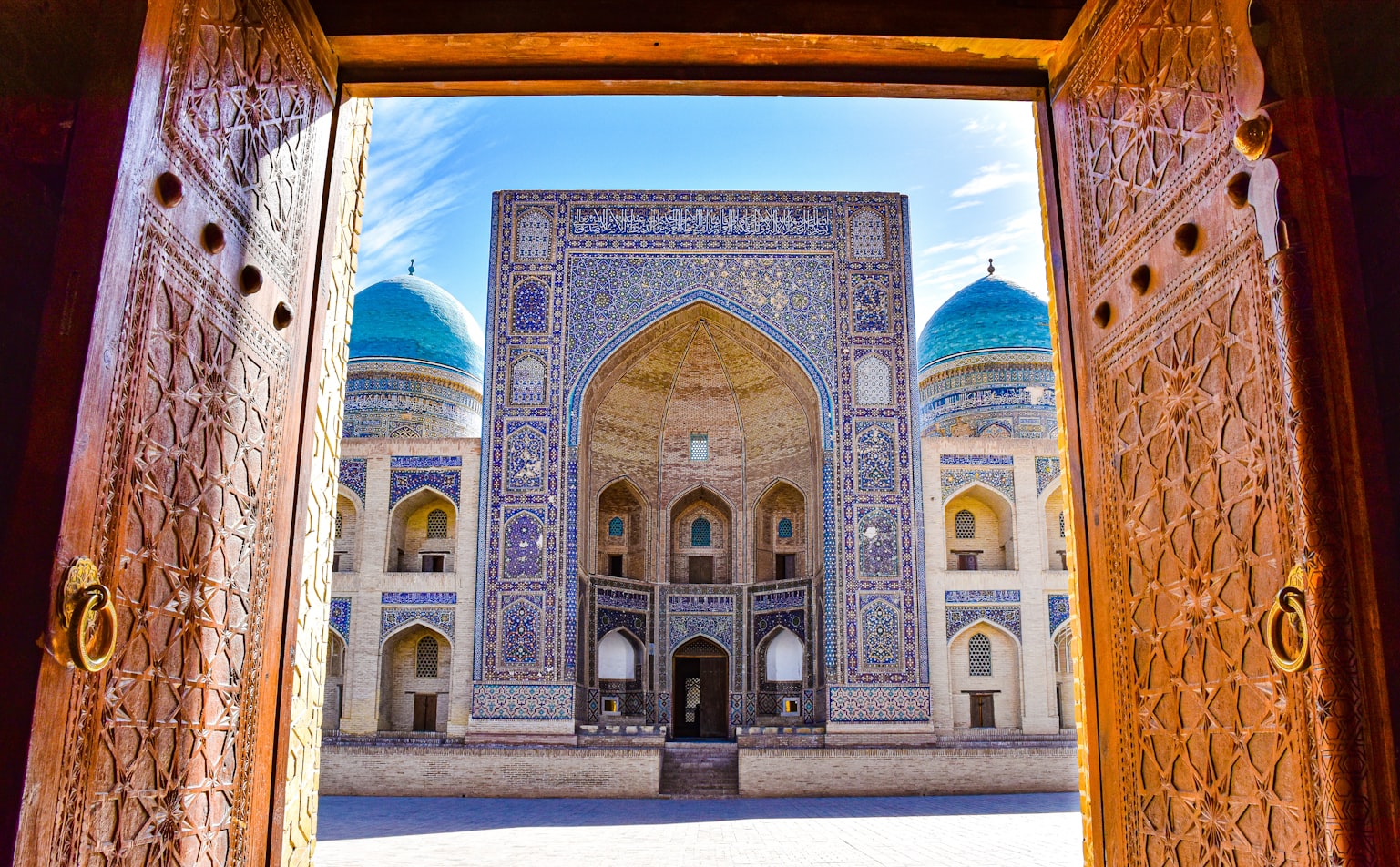 Le facciate riccamente decorate degli edifici di Bukhara