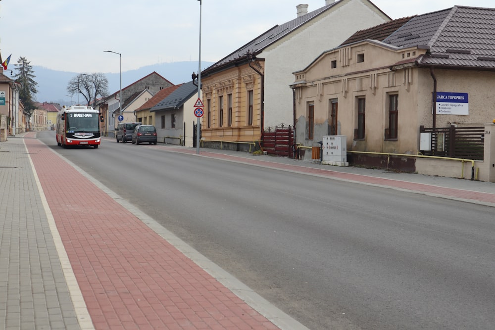 un bus roulant dans une rue