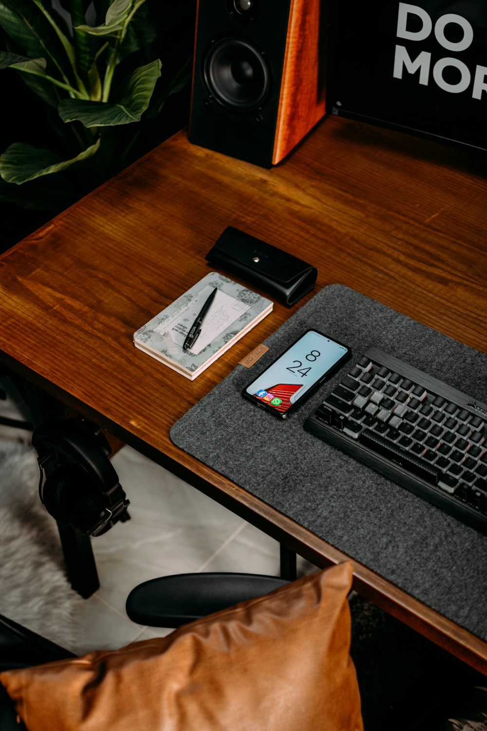 uma mesa com um laptop e um telefone sobre ele