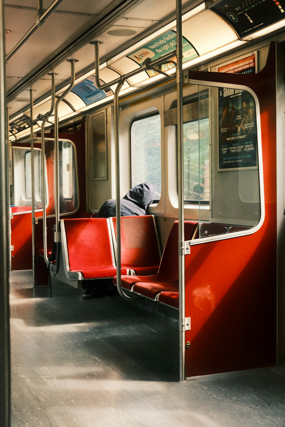 Ein Zug mit roten Sitzen
