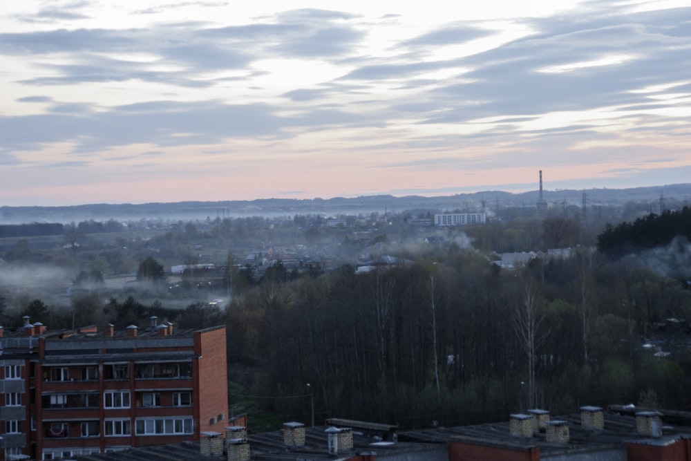 Eine Stadt mit Bäumen und Gebäuden