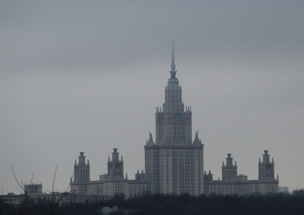 Un gran edificio con una torre alta y puntiaguda