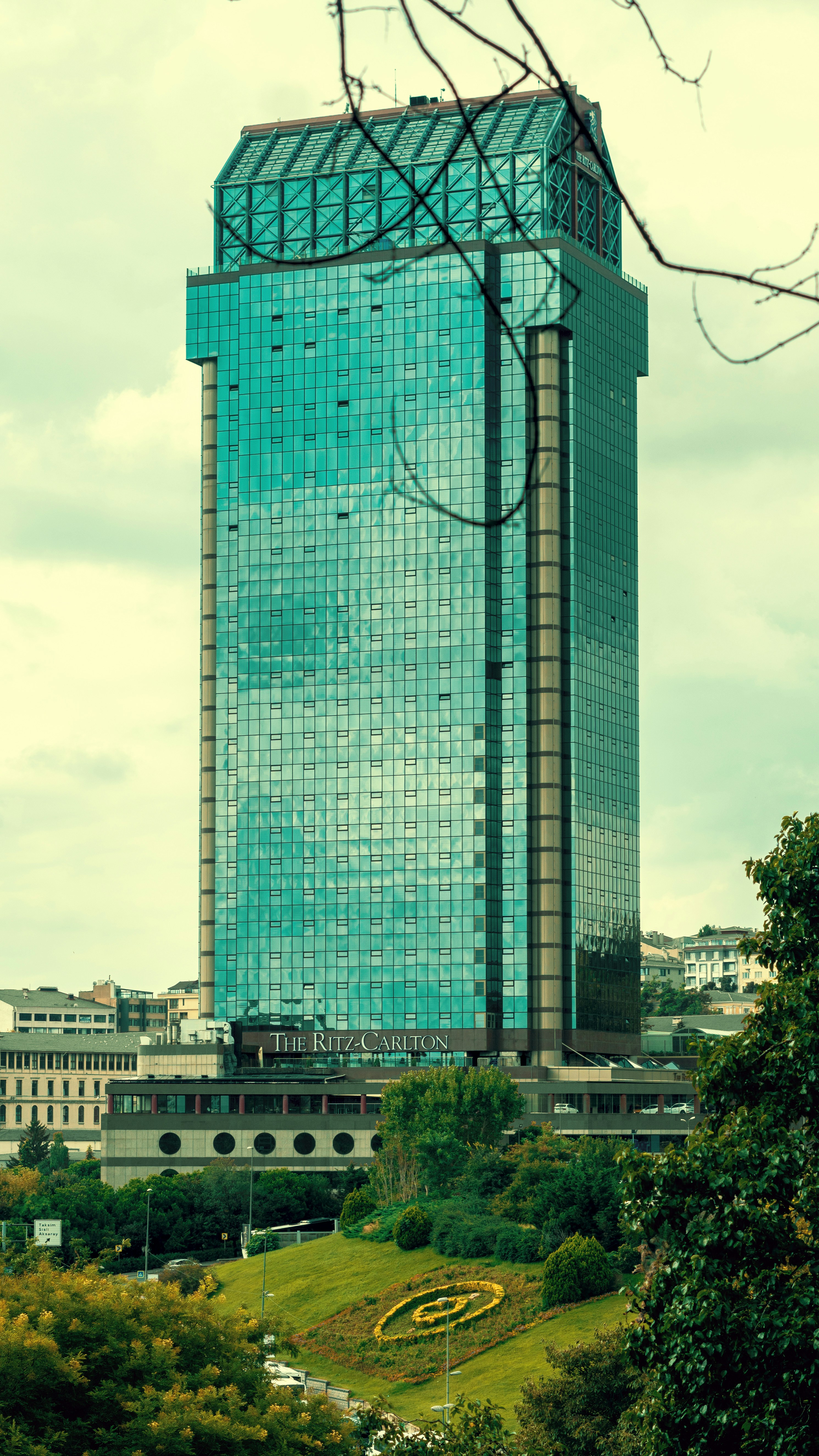 Photo by poorographee