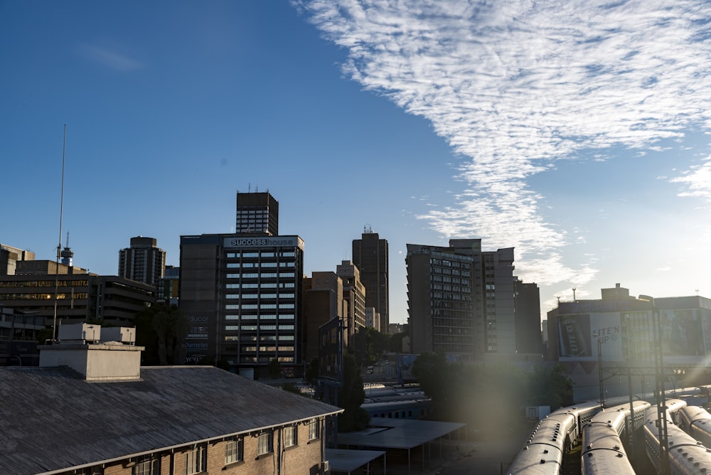 Un horizonte de la ciudad con cielo azul y nubes