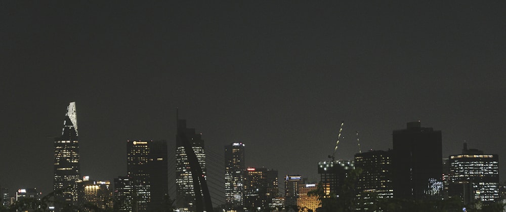 Eine Skyline der Stadt bei Nacht