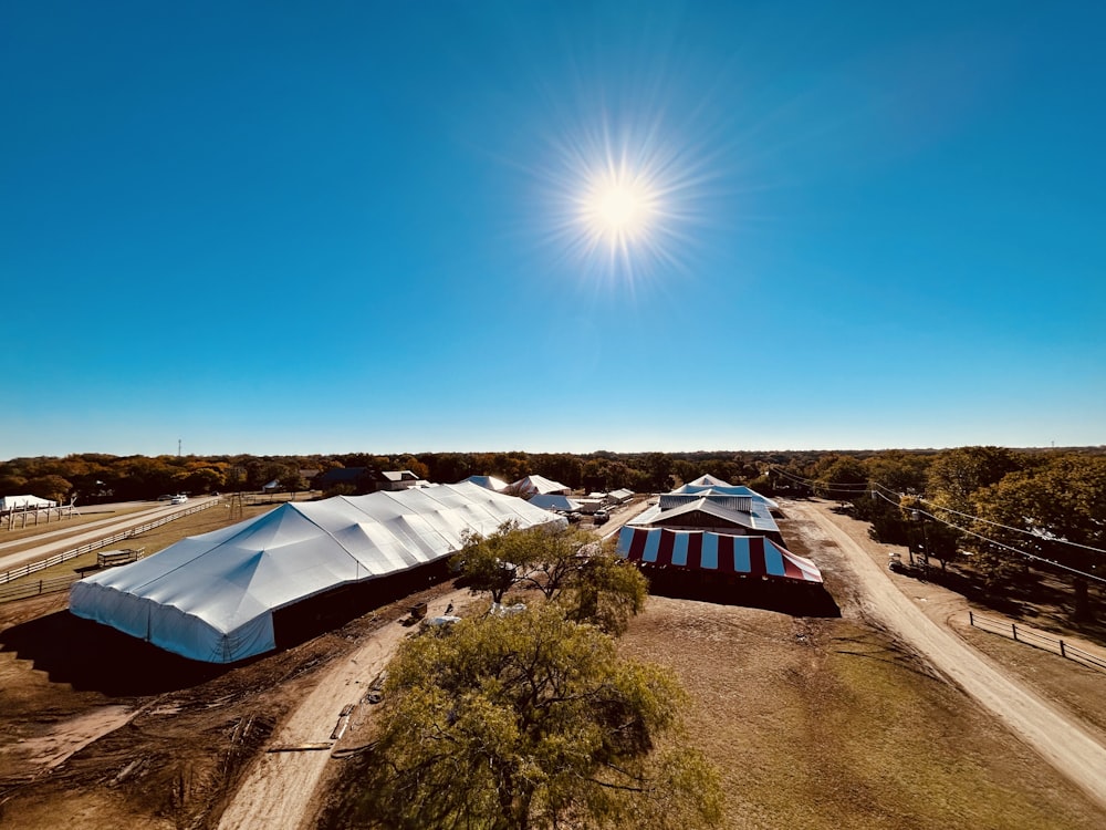 a building with a roof and a blue sky