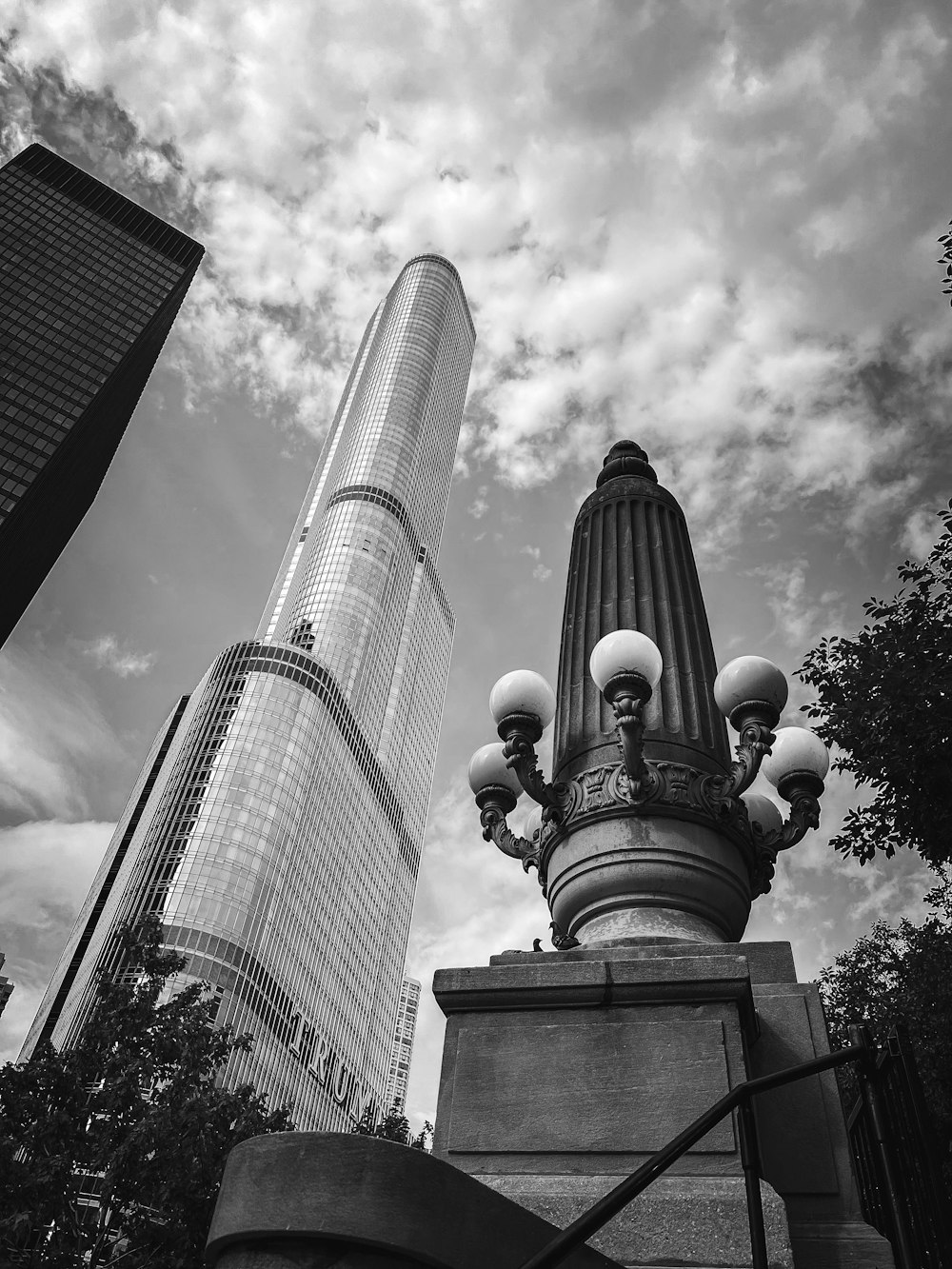 Un gran edificio con una torre