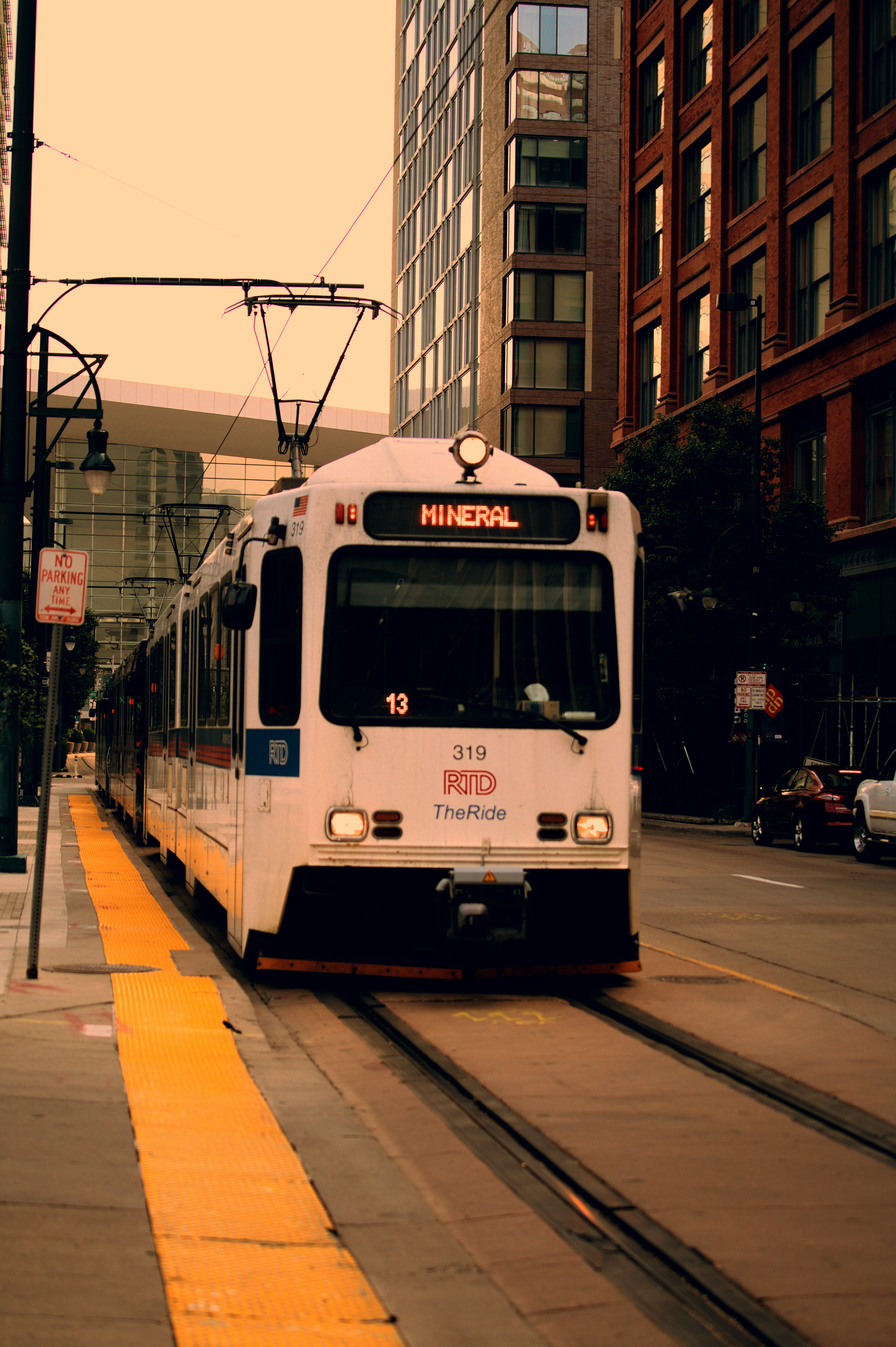 A white train on the tracks photo – Free Denver Image on Unsplash
