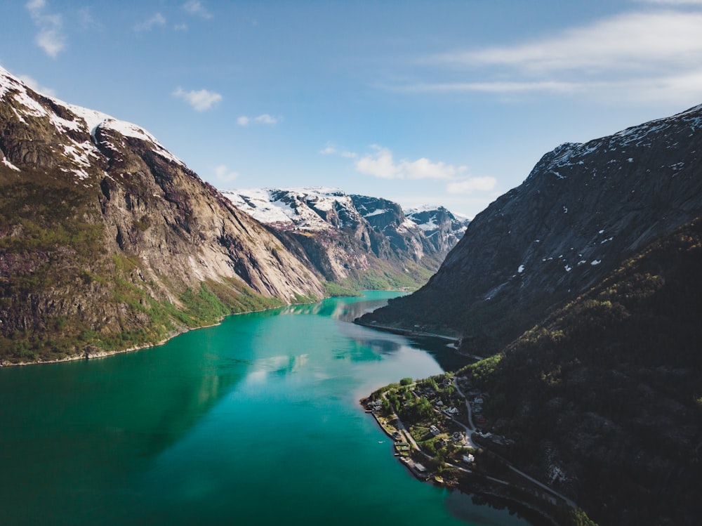 Une rivière entre montagnes