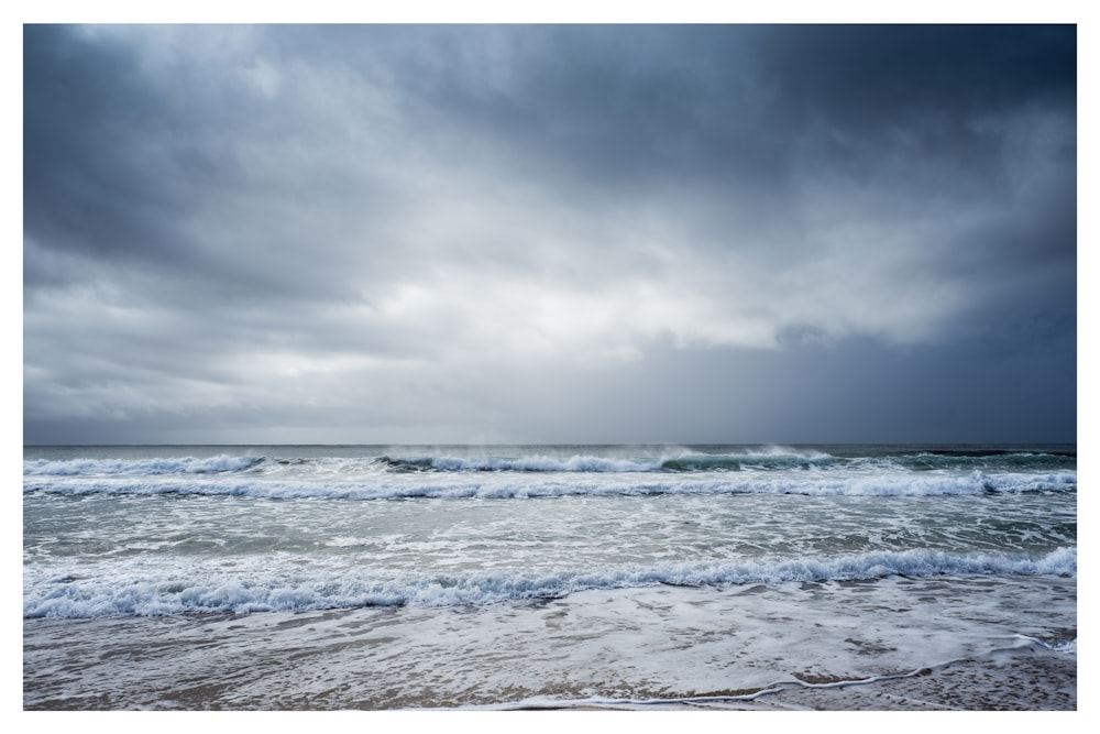 Olas rompiendo en una playa