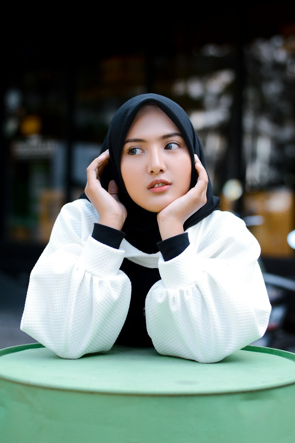 une personne avec les mains sur la tête