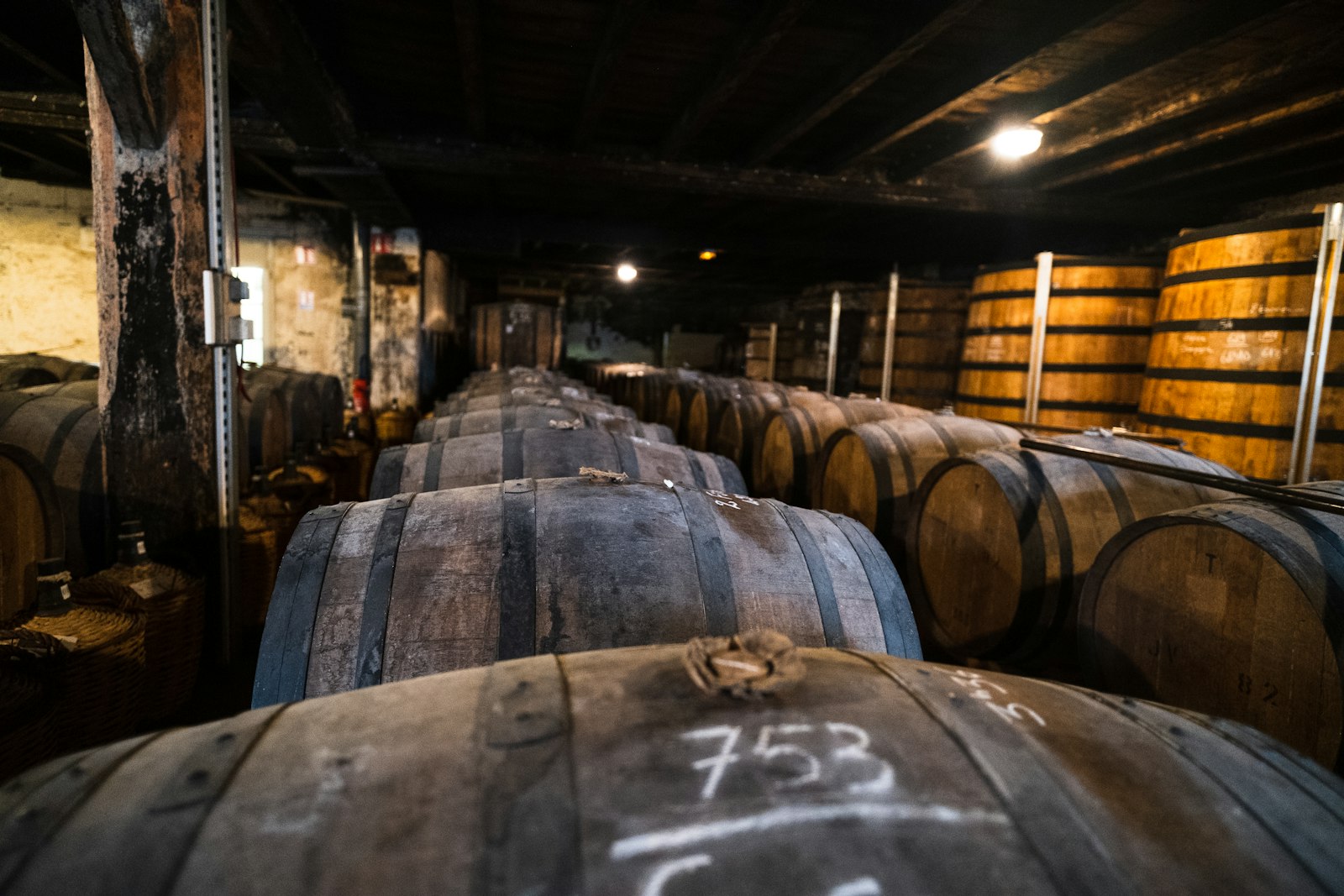Marché immobilier Cognac 2026 : prix, maisons de négoce et le paradoxe d'une maison au même prix que la moyenne charentaise — pour 11 m² de moins
