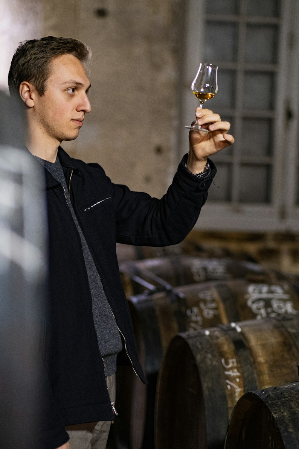 Ein Mann hält ein Glas Wein in der Hand