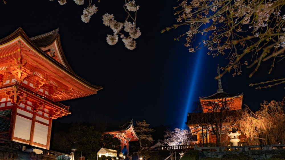 un bâtiment avec des lumières