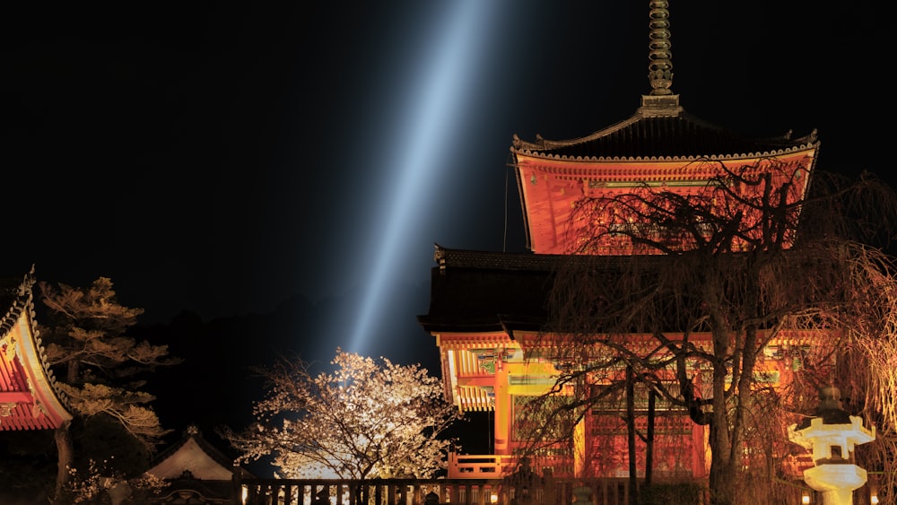 Un bâtiment avec une tour et un arc-en-ciel dans le ciel