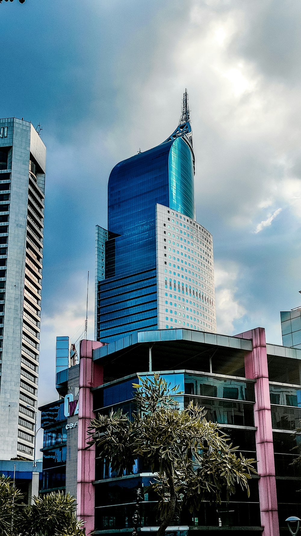 Un edificio alto con una torre