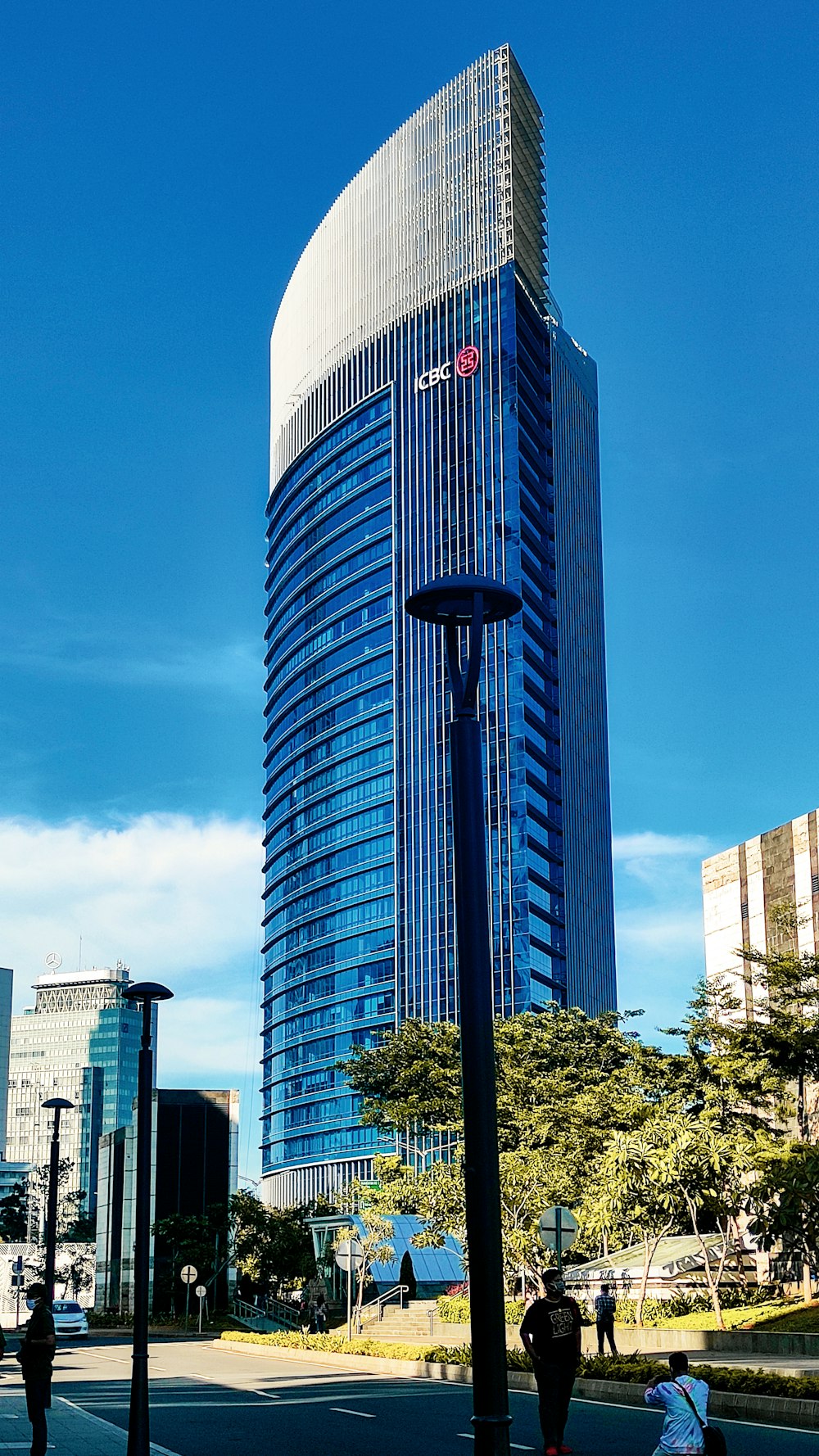 Un edificio alto de vidrio