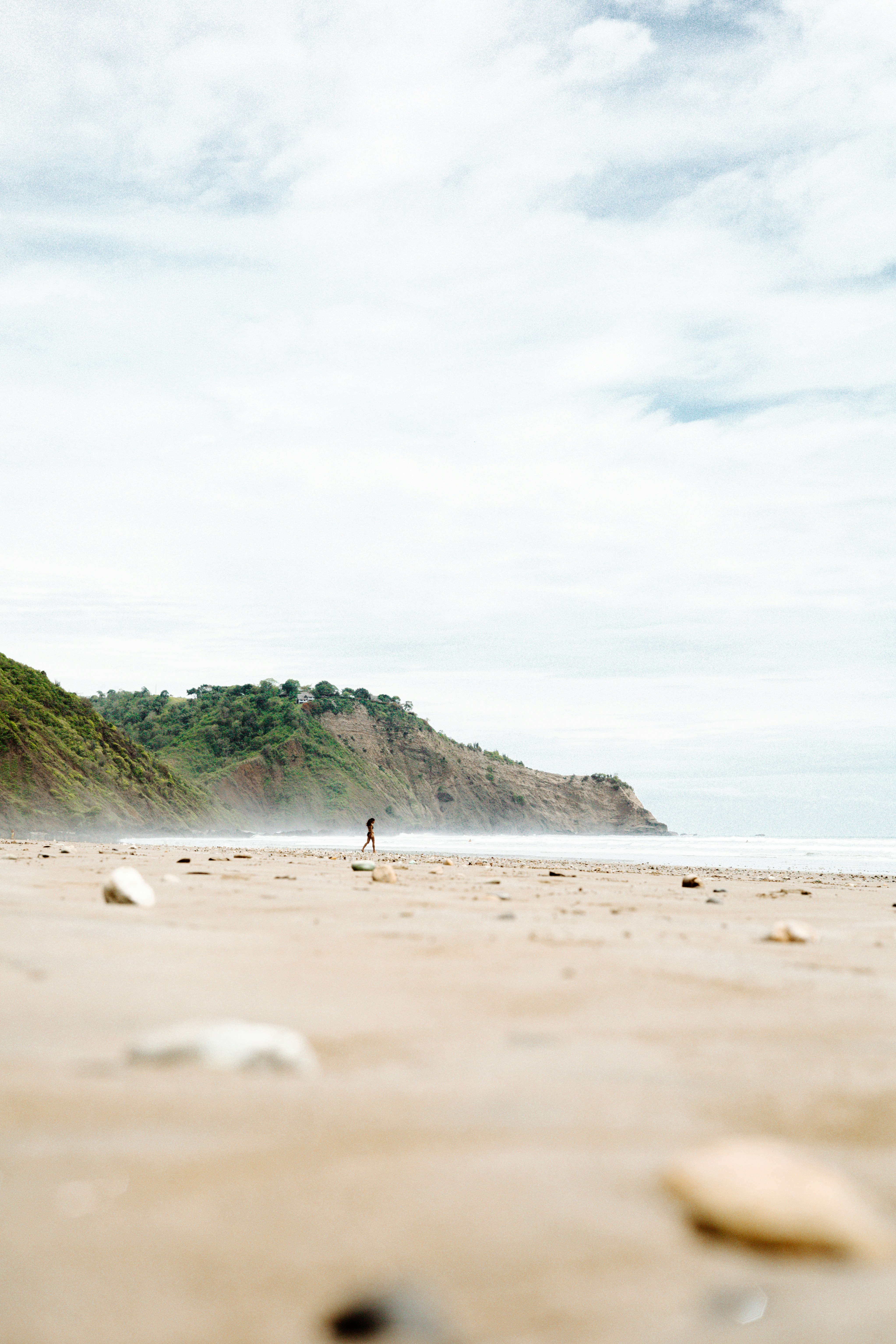 une personne marchant sur une plage