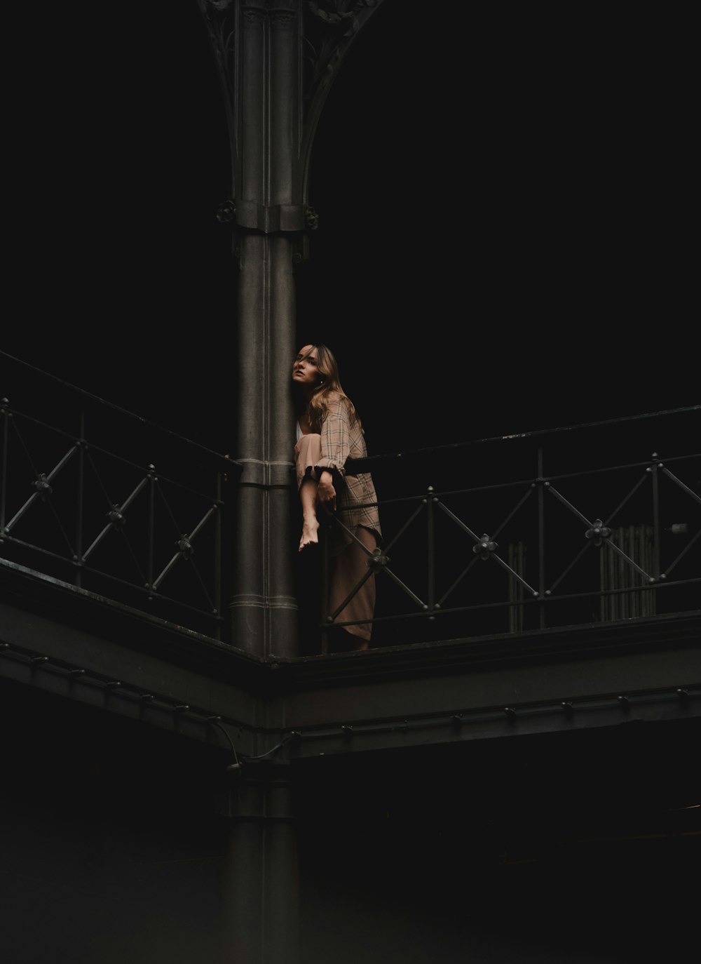 una persona in piedi su un ponte