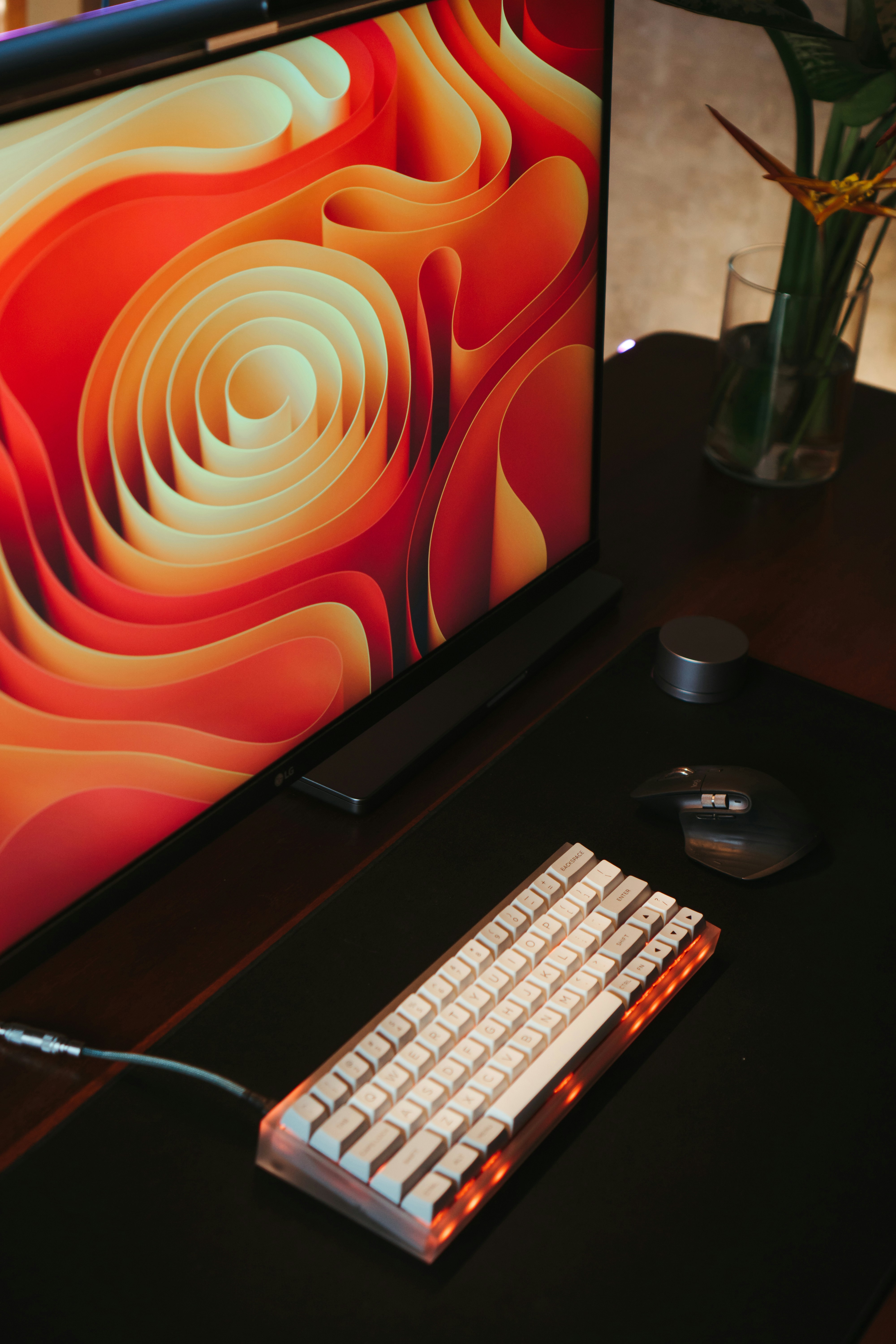 home office setup, wallpaper, Bisnis dari Rumah: Ide, Tips, dan Cara Memulainya 3
