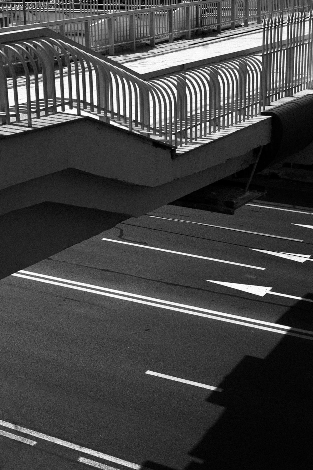 道路に架かる橋の白黒写真