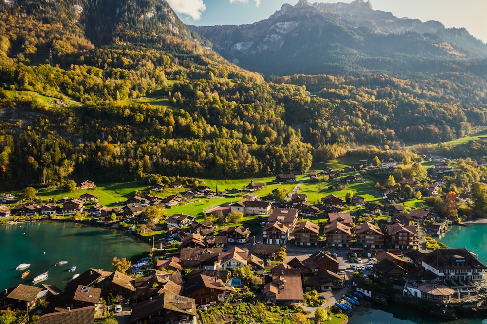 Une ville au bord d’un lac