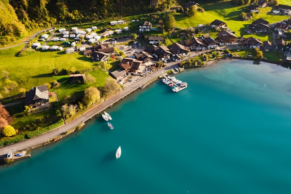 Walchwil am Zugersee – Idyllisches Dorf mit Bootshafen und Blick auf den Zugersee im Kanton Zug