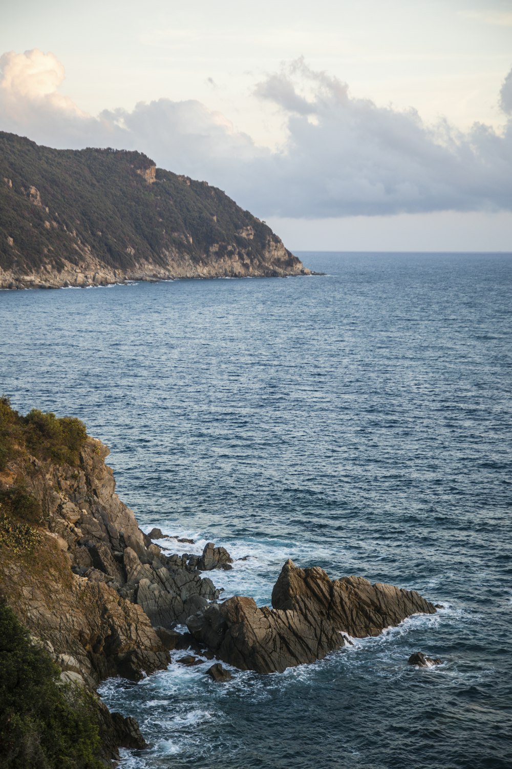 a rocky coast line