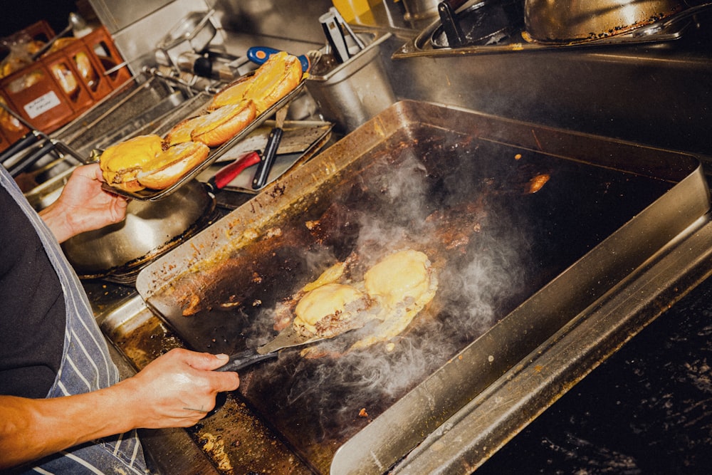 una persona cocinando alimentos en una sartén