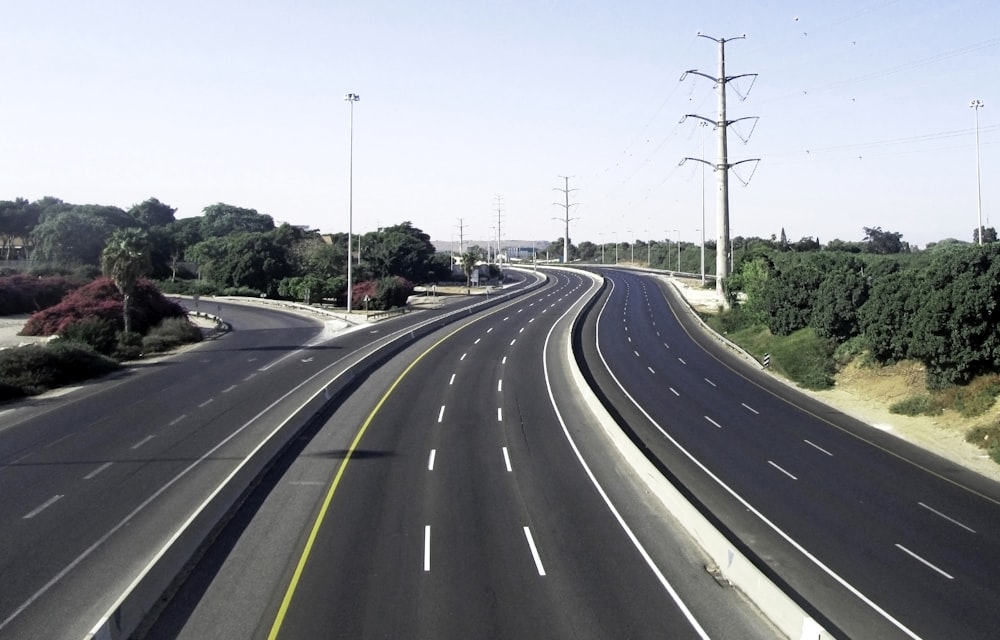 un'autostrada con alberi sul lato