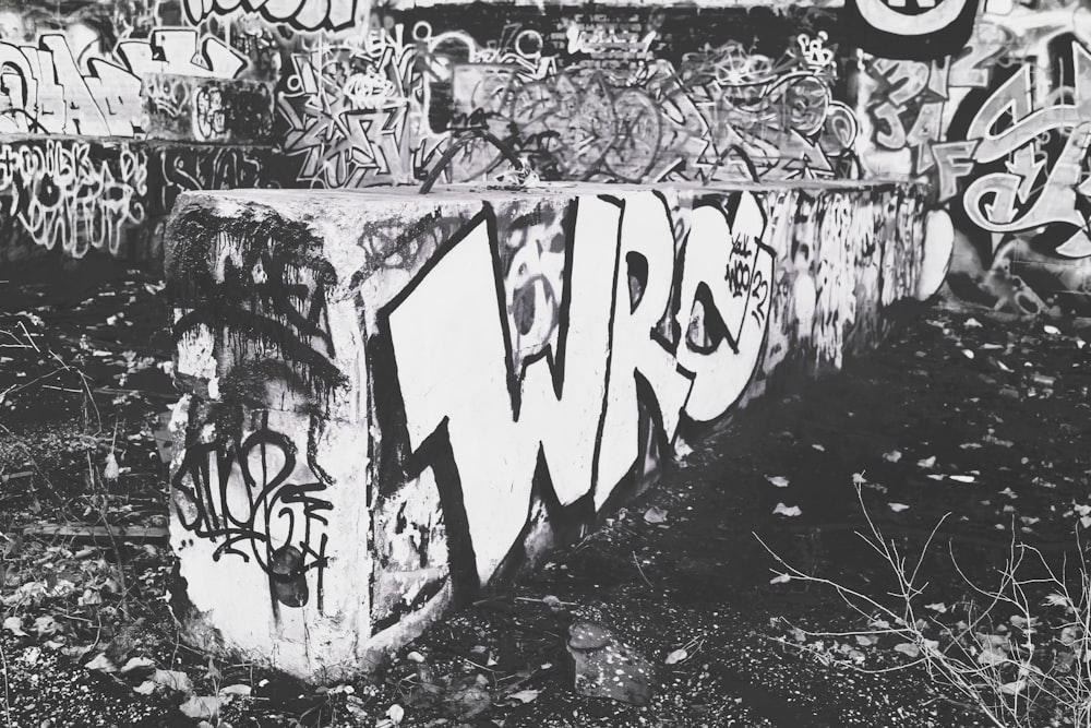 ein Schwarz-Weiß-Foto eines Gebäudes mit Graffiti darauf