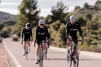 Um grupo de ciclistas junto a uma árvore