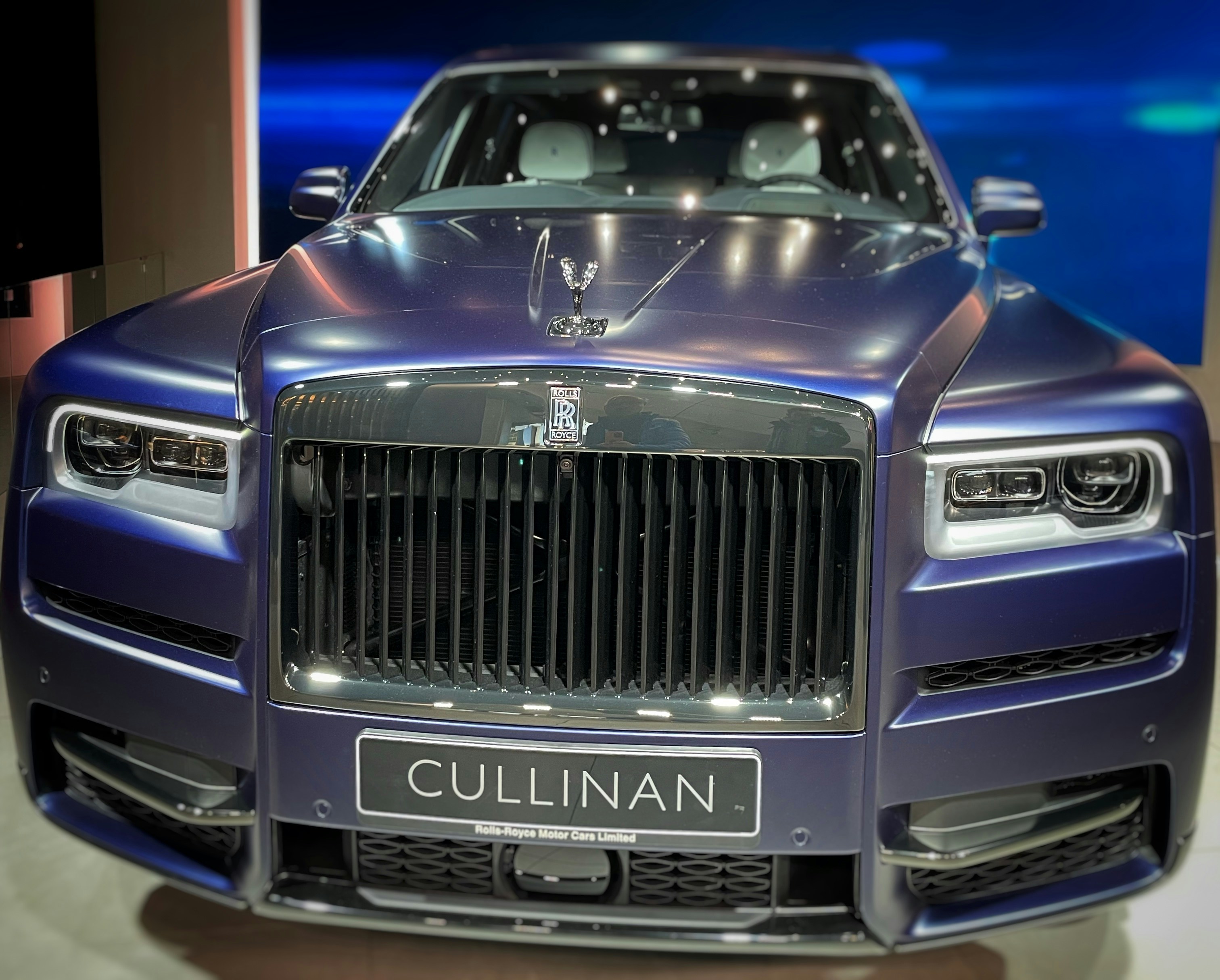 Rolls-Royce Cullinan 2025 in Grey, commanding luxury SUV front three-quarter view, Spirit of Ecstasy visible