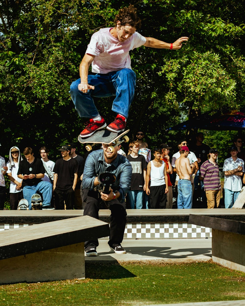 Ein Mann springt mit einem Skateboard in die Luft