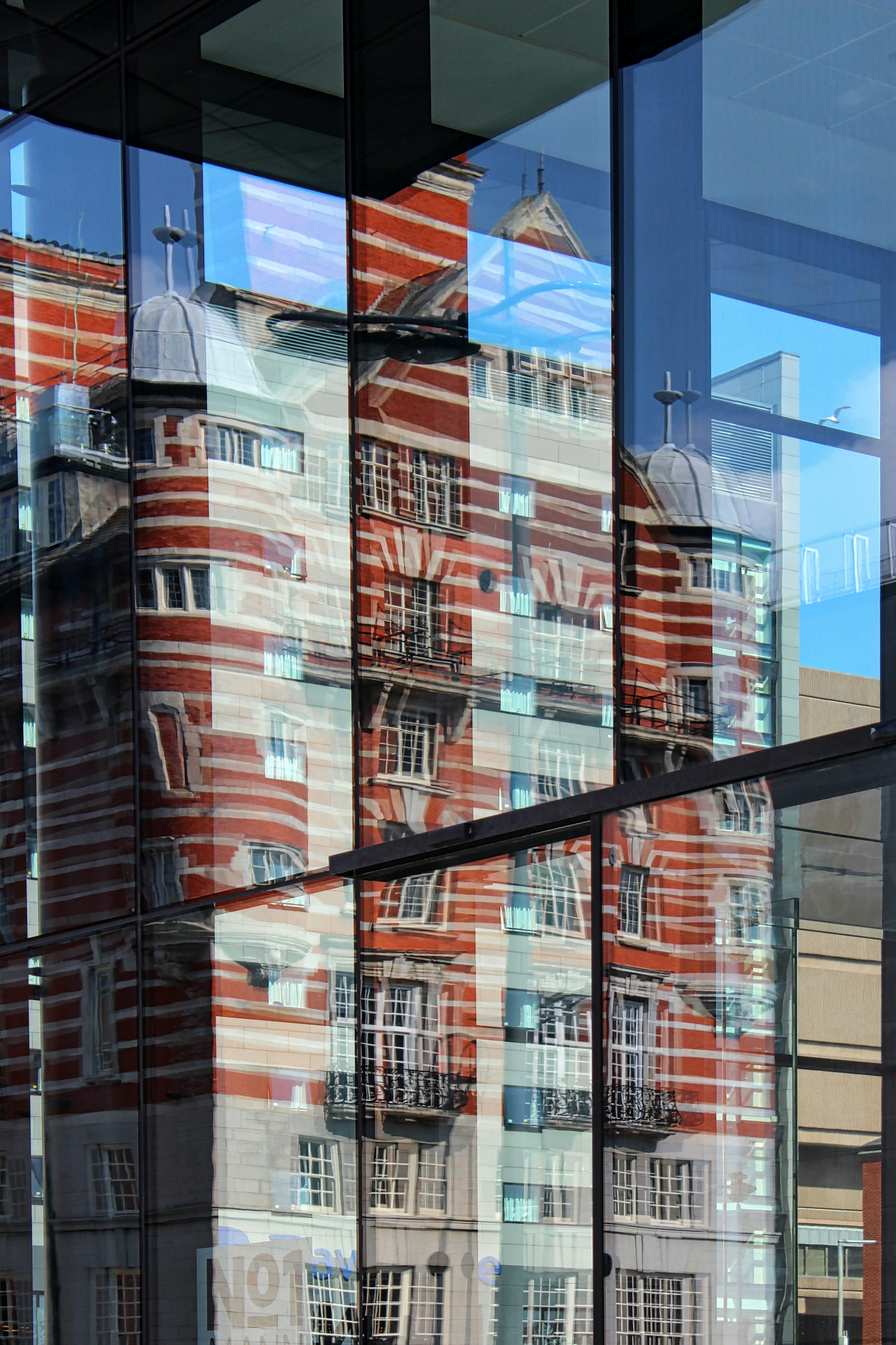 Un edificio alto con finestre di vetro