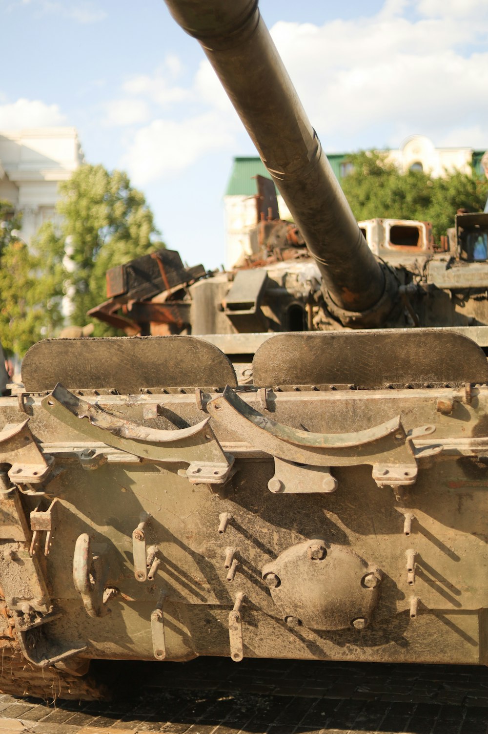 un tanque con un poste de metal